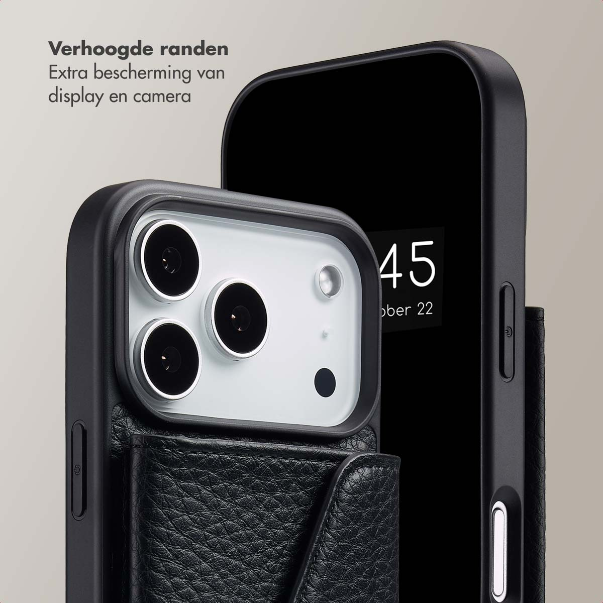 Zwarte telefoonhoes met camera en kaarthouder. Telefoon toont 45. Tekst luidt 'Verhoogde randen' en 'Extra bescherming'.