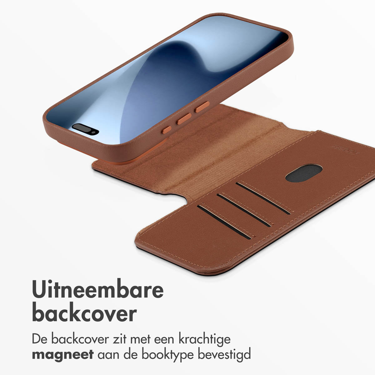 Een bruine telefoonhoes met een zwevende telefoon erboven. De hoes is open en toont kaartsleuven. Tekst: 'Afneembare achterkant'.