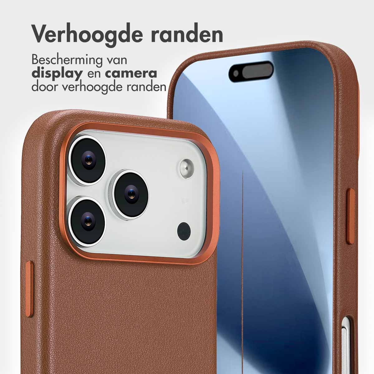Bruine telefoonhoes met verhoogde randen. De hoes beschermt het scherm en de camera van de telefoon. De telefoon heeft drie cameralenzen.