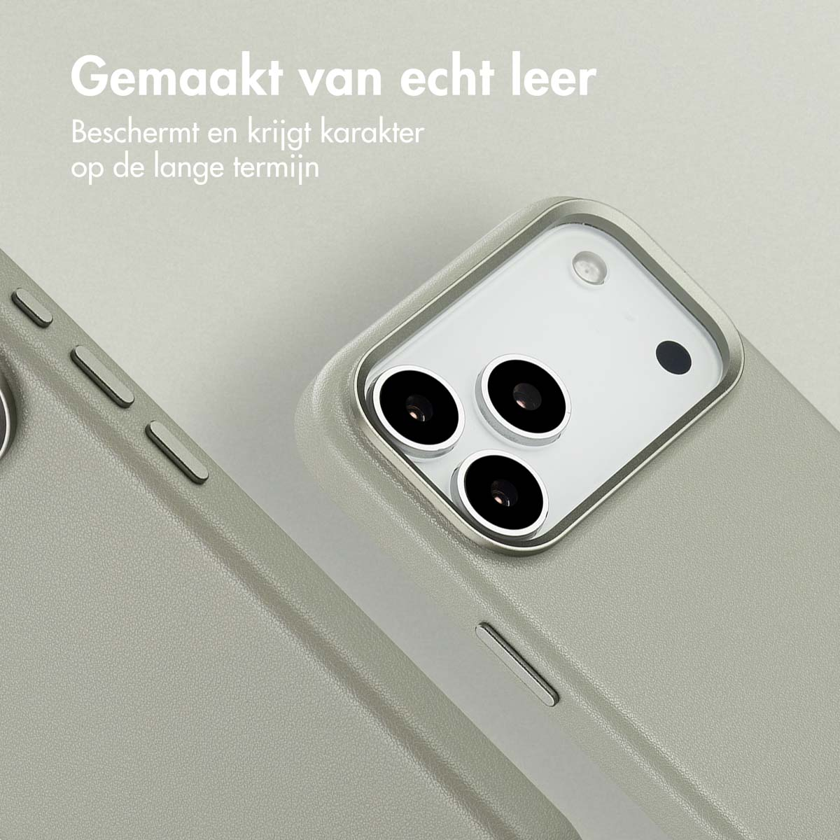 Close-up van een smartphone met een lichtgrijze lederen hoes. De hoes heeft een zilveren rand rond de cameralenzen. Tekst is zichtbaar.