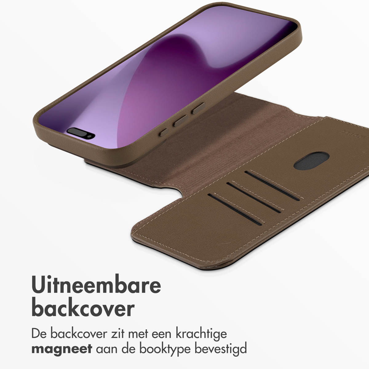 Een bruine telefoonhoes met een telefoon erin. De hoes is open, met kaartsleuven. Tekst links.