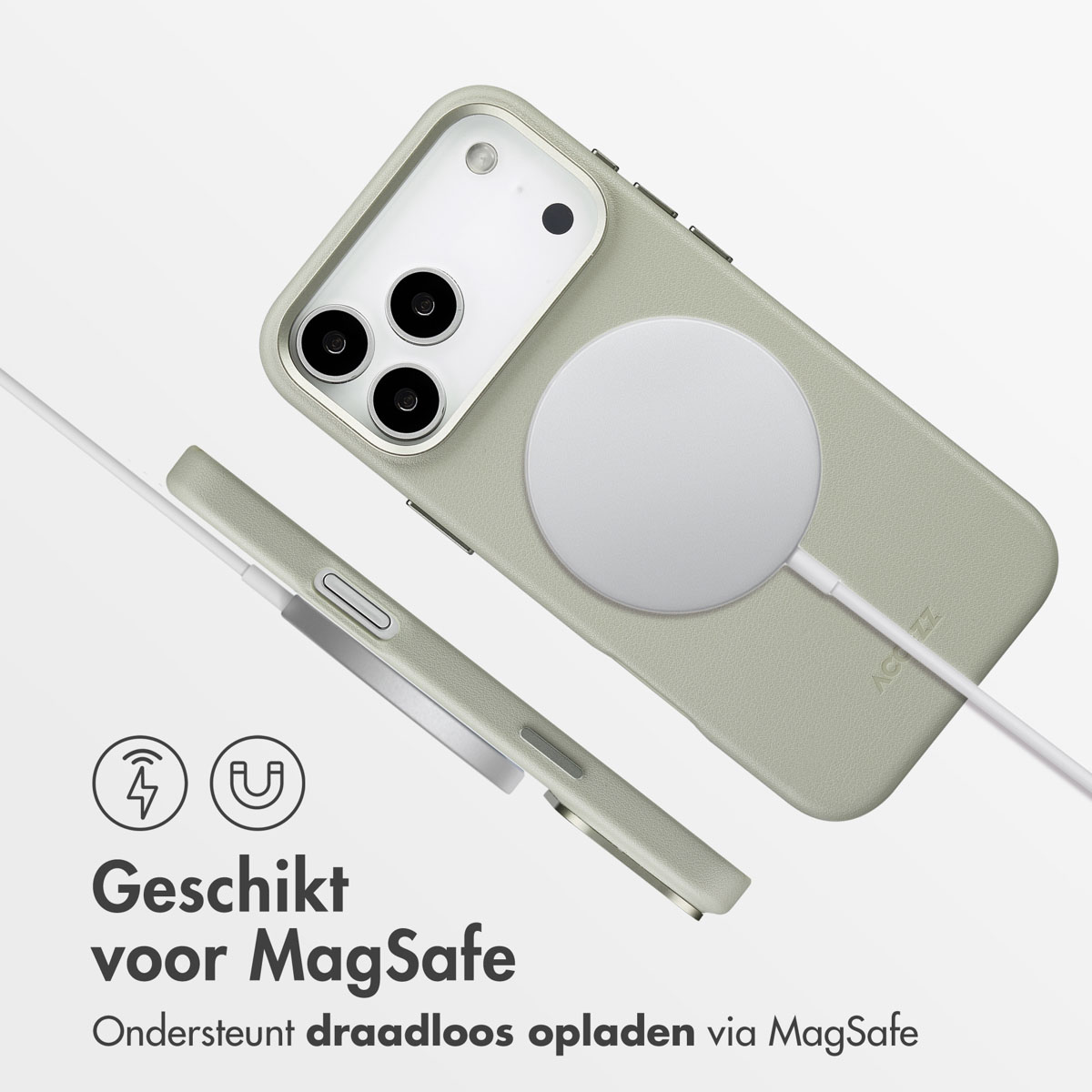 Een lichtgroene telefoonhoes met een MagSafe-oplader bevestigd. De telefoonhoes en oplader liggen op een wit oppervlak.