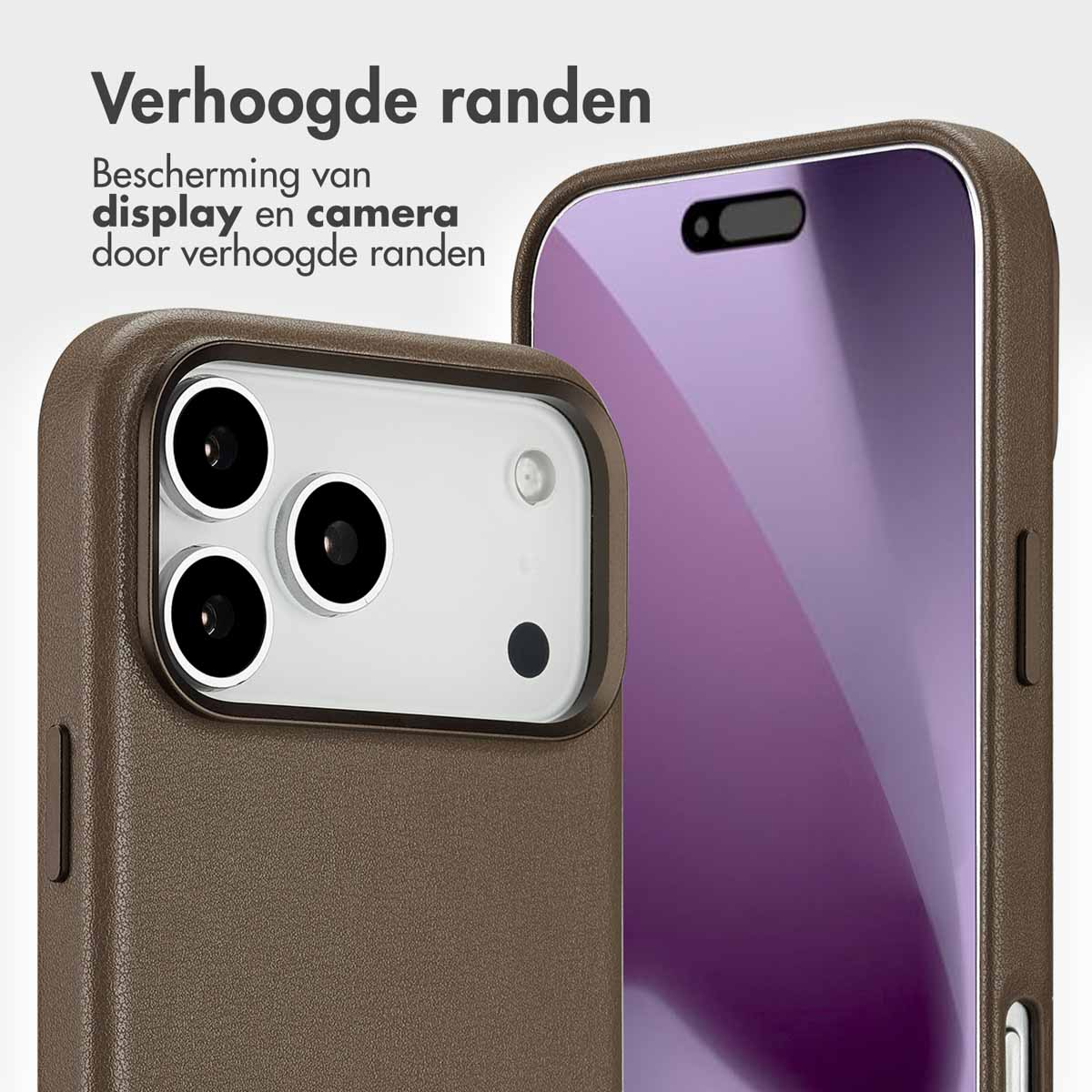 Close-up van een bruine telefoonhoes met verhoogde randen. Camera en scherm van de telefoon zijn zichtbaar. Nederlandse tekst bovenaan.