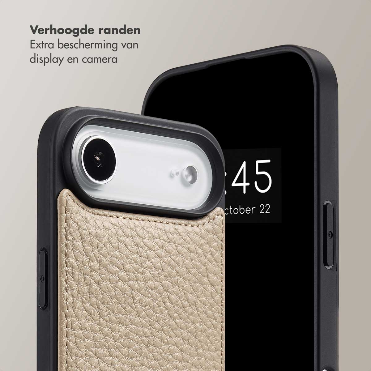 Gros plan d'un téléphone dans un étui noir avec un porte-cartes en cuir beige. L'objectif de la caméra est visible. L'écran affiche la date.