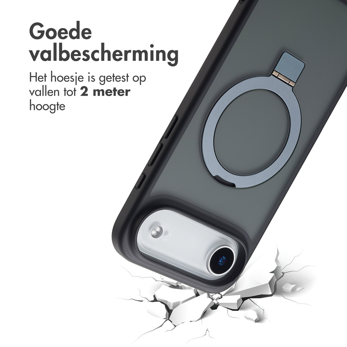 Zwarte telefoonhoes met ringhouder, schuin, op witte achtergrond, met tekst. De telefoon ligt op een gebarsten oppervlak.