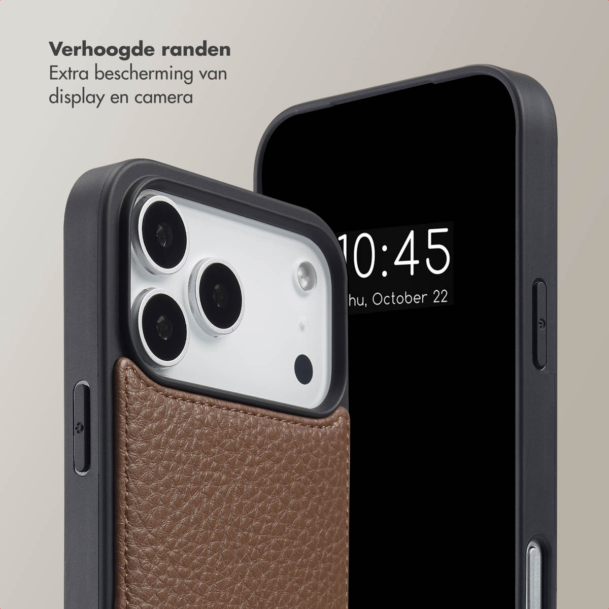 Twee zwarte smartphones met hoesjes. Eén toont de tijd, de andere heeft een bruine leren portemonnee. Tekst: Extra bescherming.