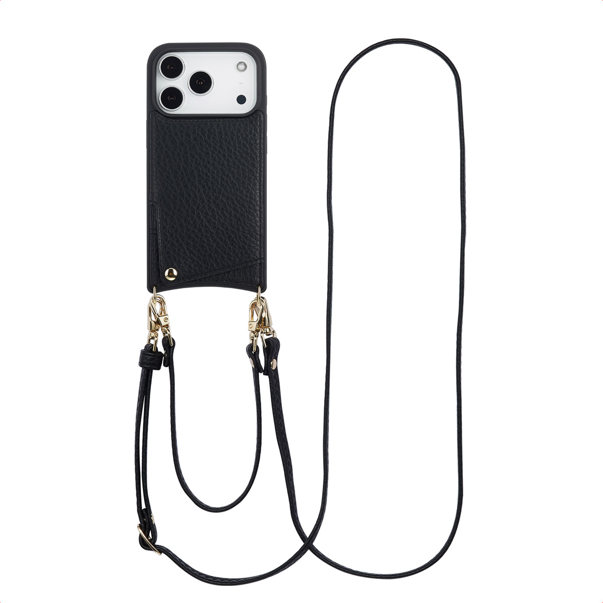 Een zwarte telefoonhoes met een riem, gouden haken en een textuur. De telefoon heeft drie camera's en staat op een witte achtergrond.