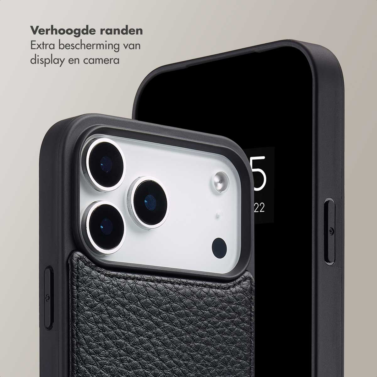 Close-up van een zwarte telefoonhoes met een getextureerde lederen afwerking. De hoes omringt een telefoon met zichtbare cameralenzen. De achtergrond is neutraal.