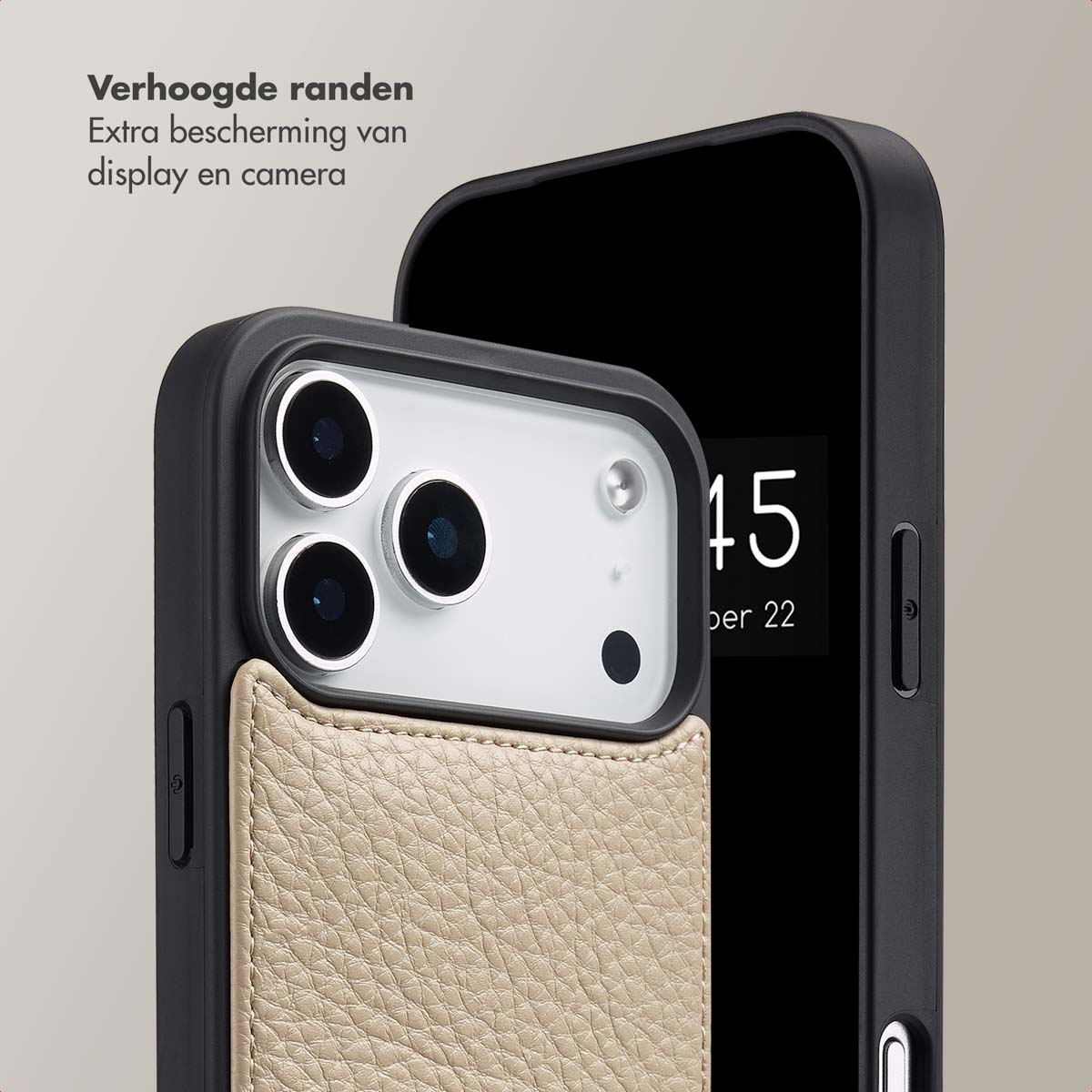Een smartphone met een beschermhoesje. De hoes heeft een beige lederen kaarthouder. De telefoon heeft een camera met drie lenzen.
