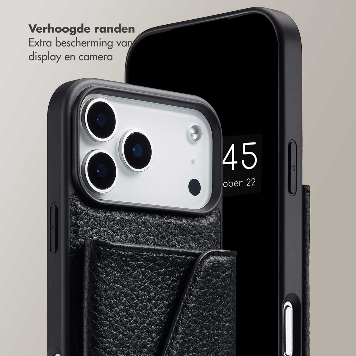 Gros plan d'une coque de téléphone noire avec un porte-cartes en cuir. Le téléphone a trois objectifs et un écran affichant '45 octobre 22'.