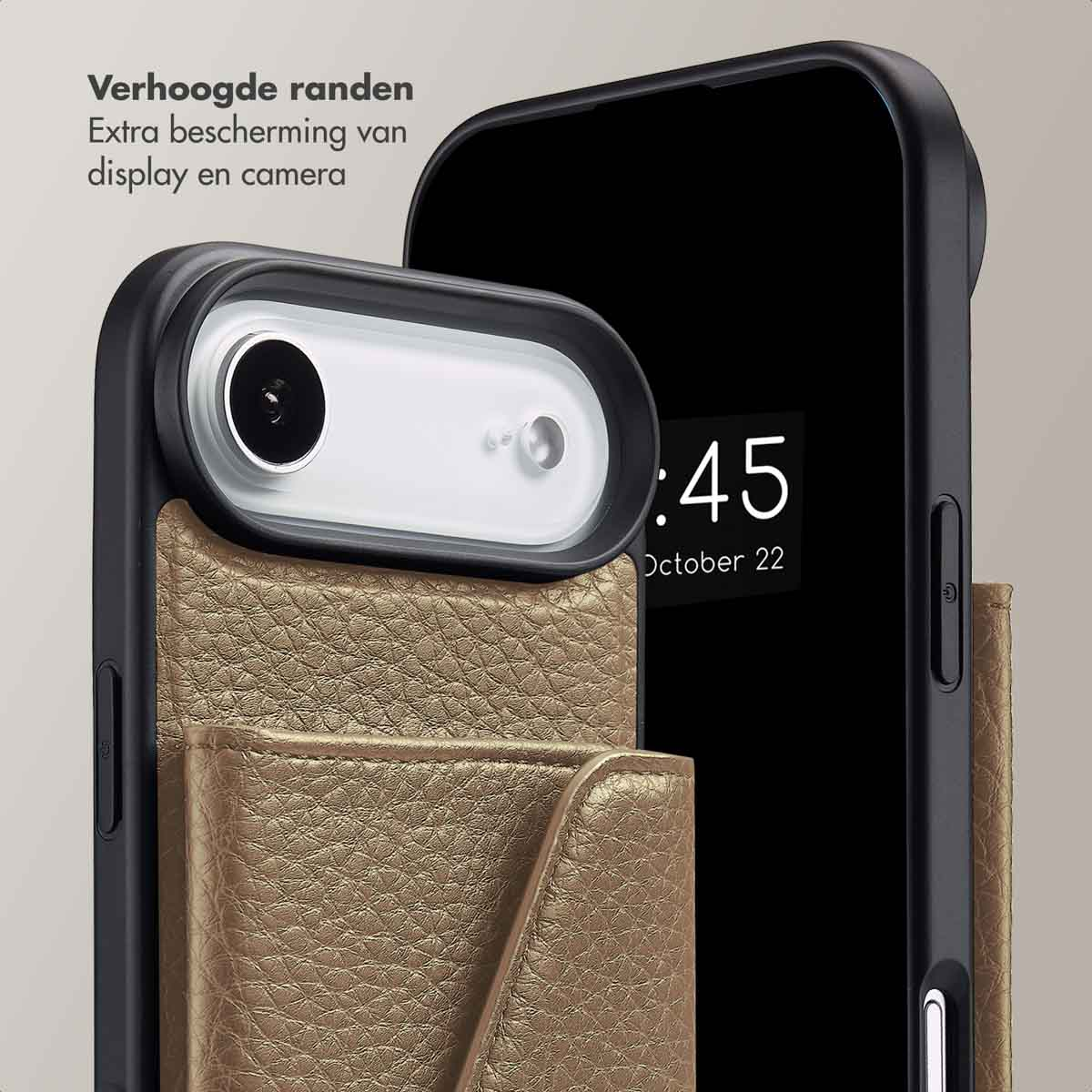 Een telefoon in een zwarte hoes met een gouden leren kaarthouder. Het telefoonscherm toont de tijd.