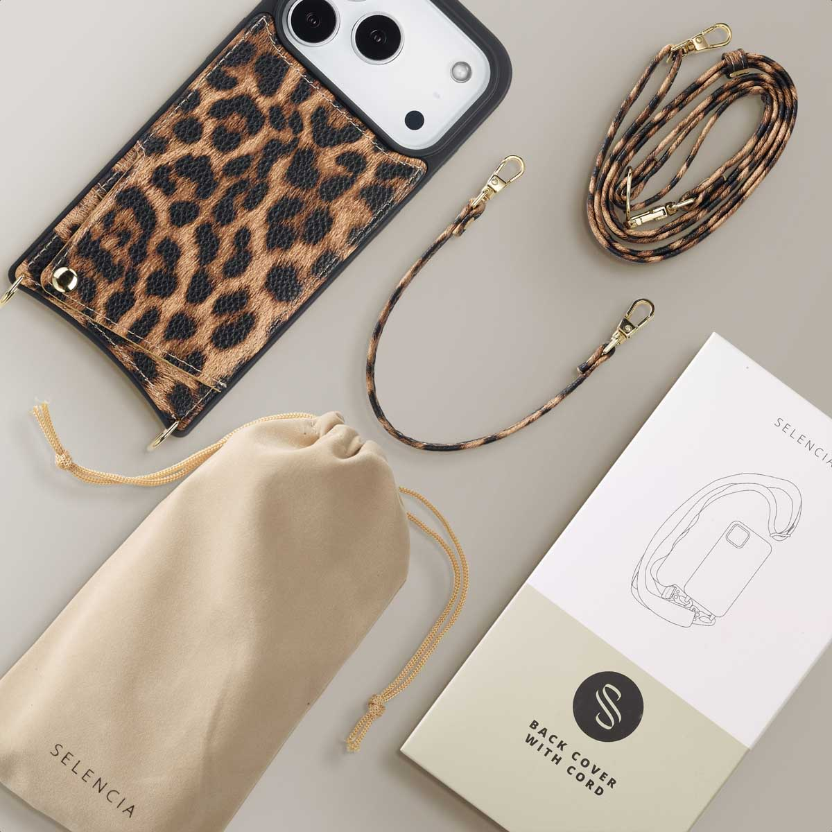 Een telefoonhoesje met luipaardprint, een riem, een zakje en een doos met het merk SELENCIA. Alles op een neutrale achtergrond.