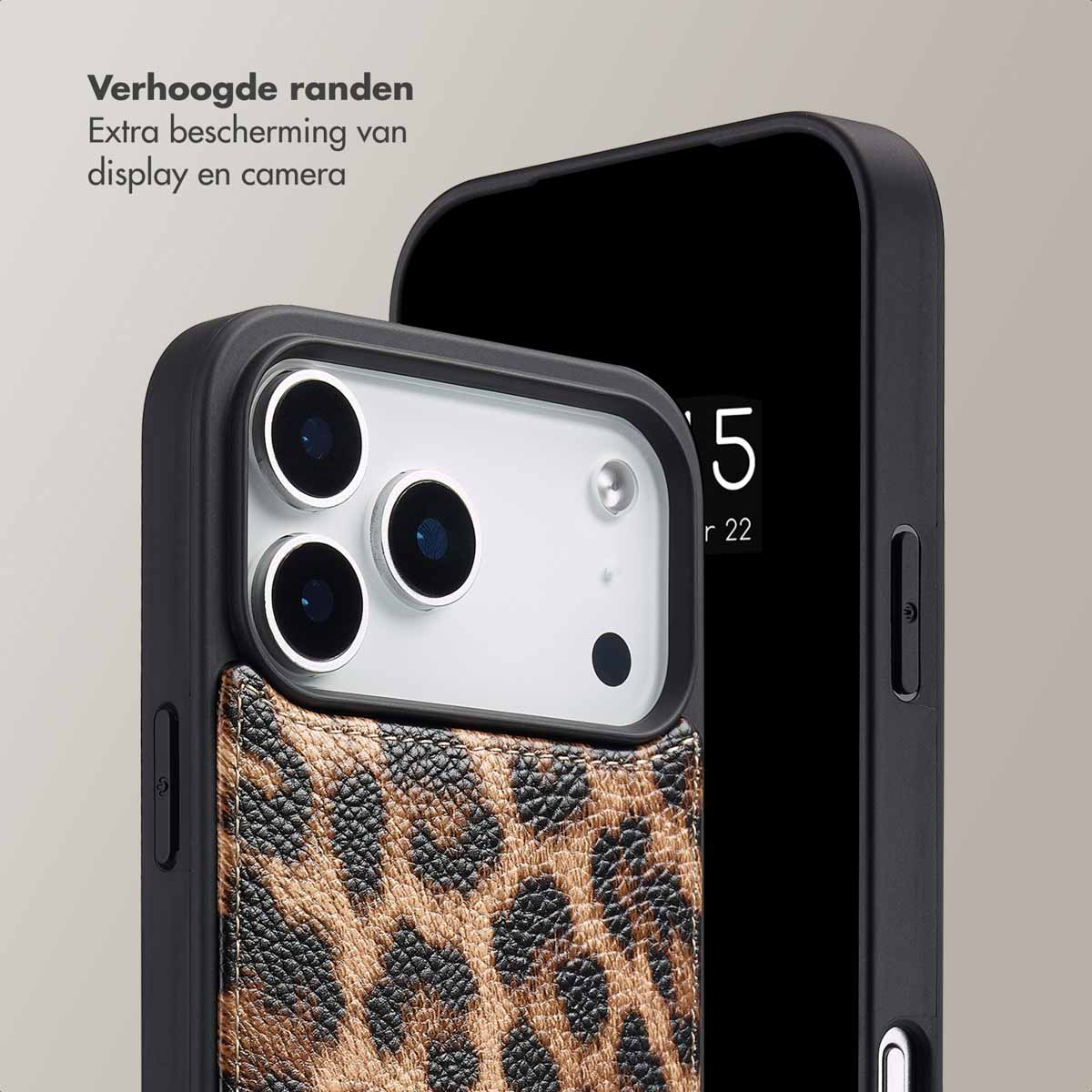 Zwarte telefoonhoes met kaarthouder met luipaardprint. De telefoon heeft meerdere camera's. Tekst: Extra scherm- en camerabescherming.