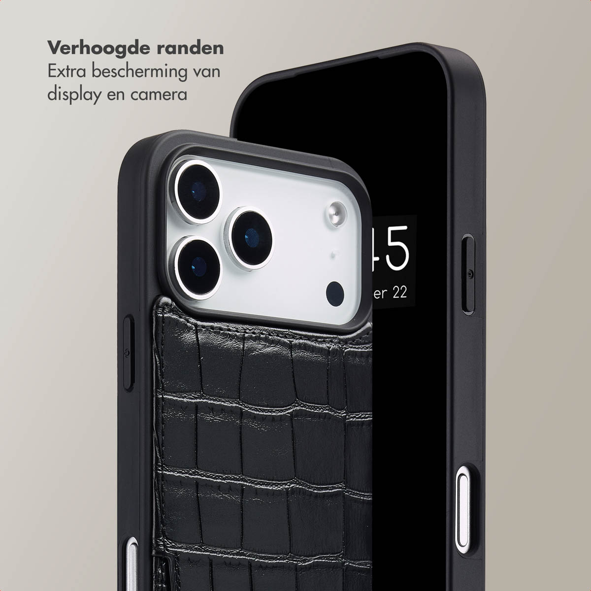 Gros plan sur un étui de téléphone noir avec un dos en cuir texturé, protégeant un téléphone avec des objectifs de caméra visibles. Le téléphone affiche une date.