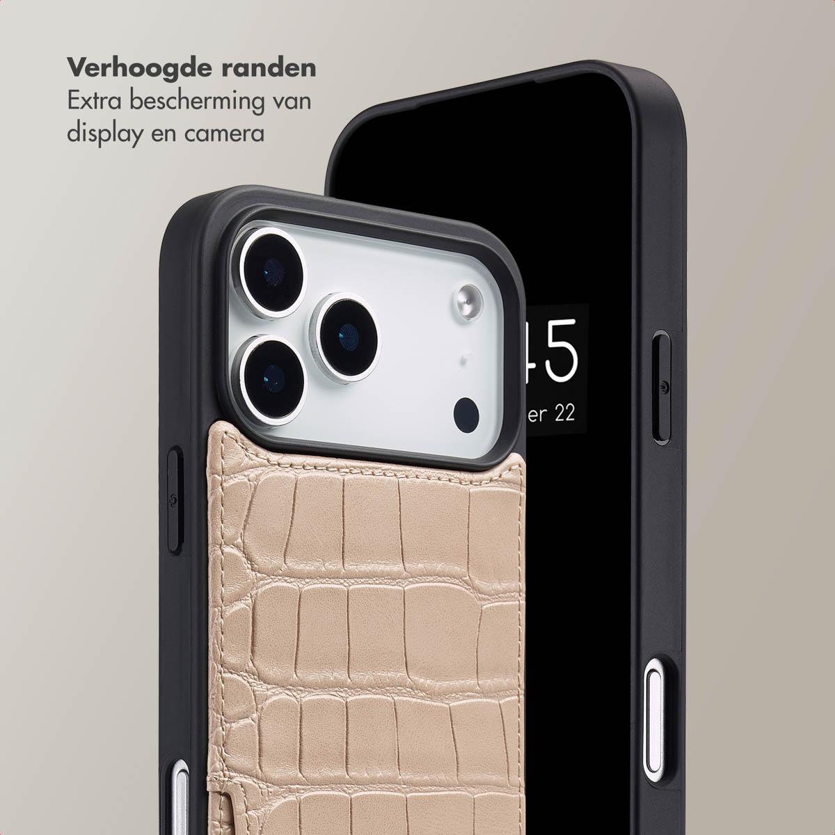 Close-up van een telefoonhoesje met krokodillenleertextuur. De camera en het scherm van de telefoon zijn beschermd. De hoes is zwart en beige.
