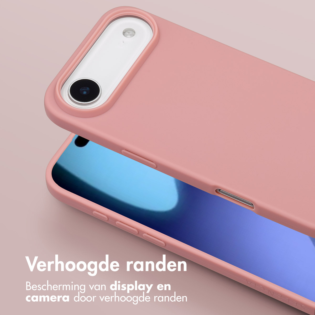 Una custodia rosa per telefono copre parzialmente uno schermo del telefono. La custodia ha bordi rialzati per la protezione della fotocamera e dello schermo, testo sotto.