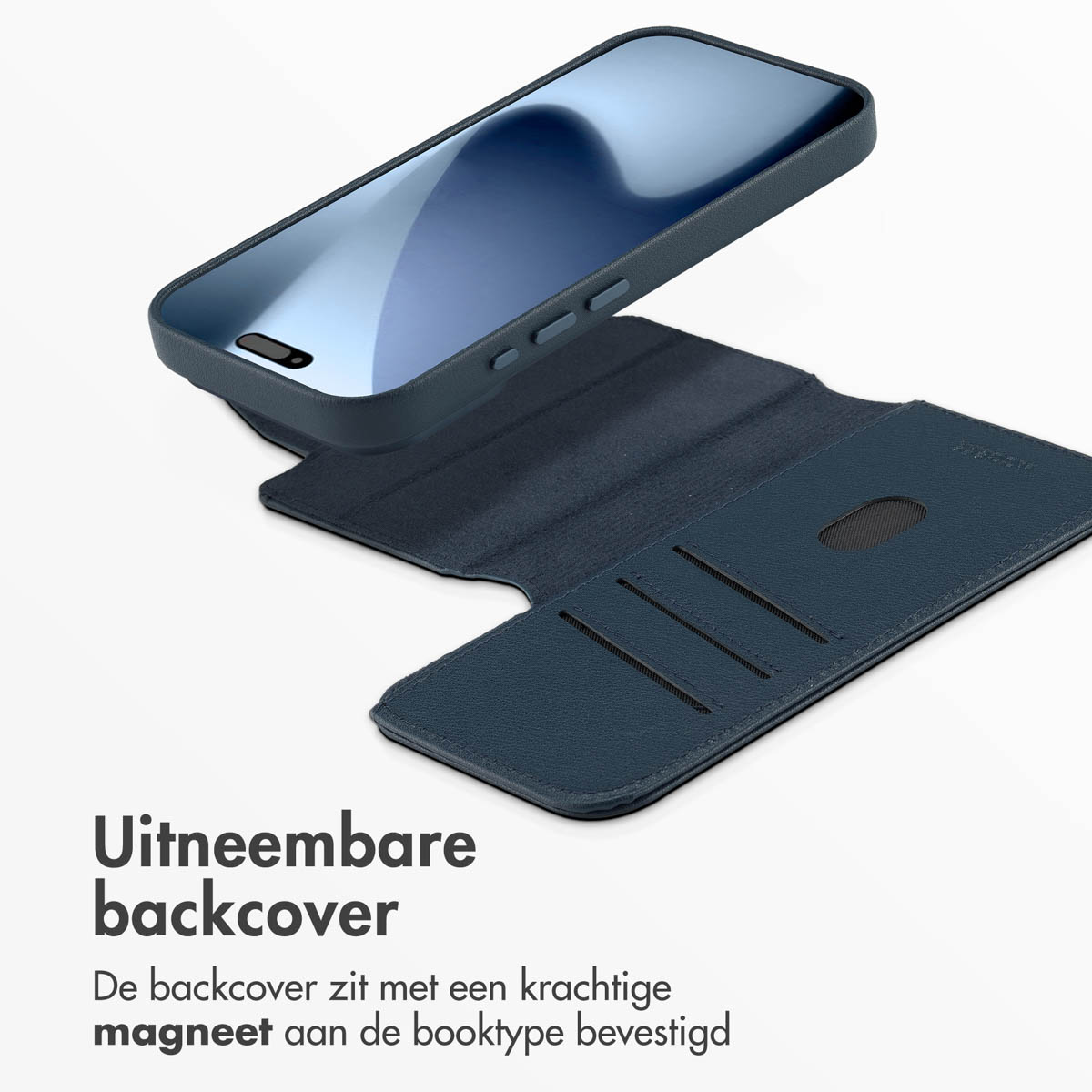 Een donkerblauwe telefoonhoes en een smartphone met een blauw scherm worden getoond. De hoes is open en de telefoon lijkt erboven te zweven.