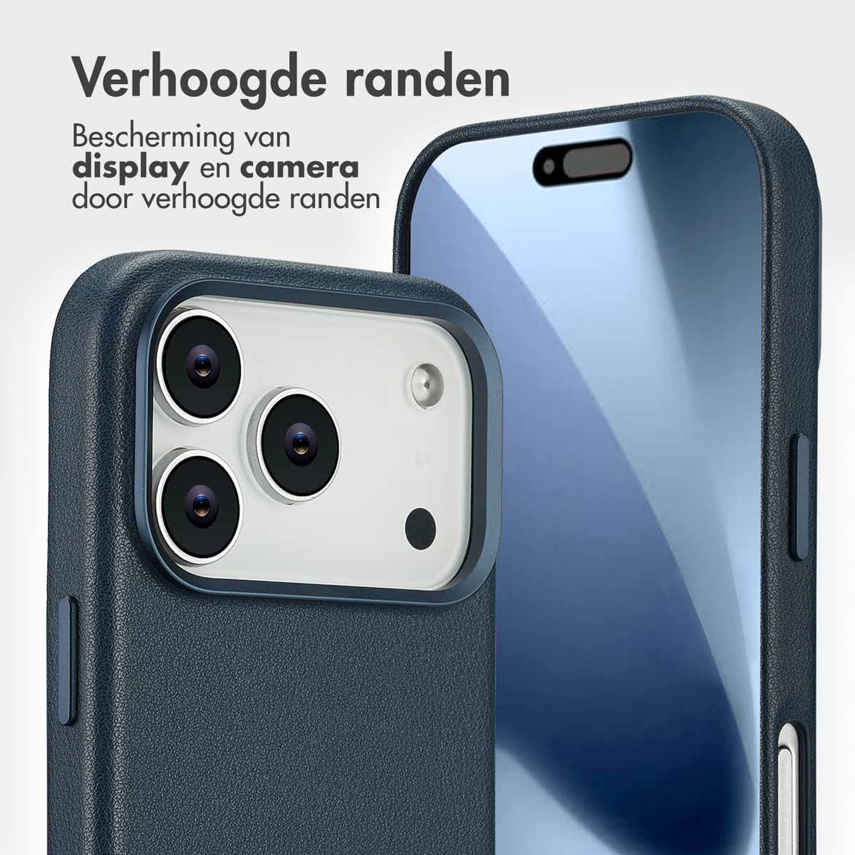 Een donkerblauwe telefoonhoes met opstaande randen beschermt het scherm en de camera. De hoes heeft een glad oppervlak en een uitsparing voor de camera.