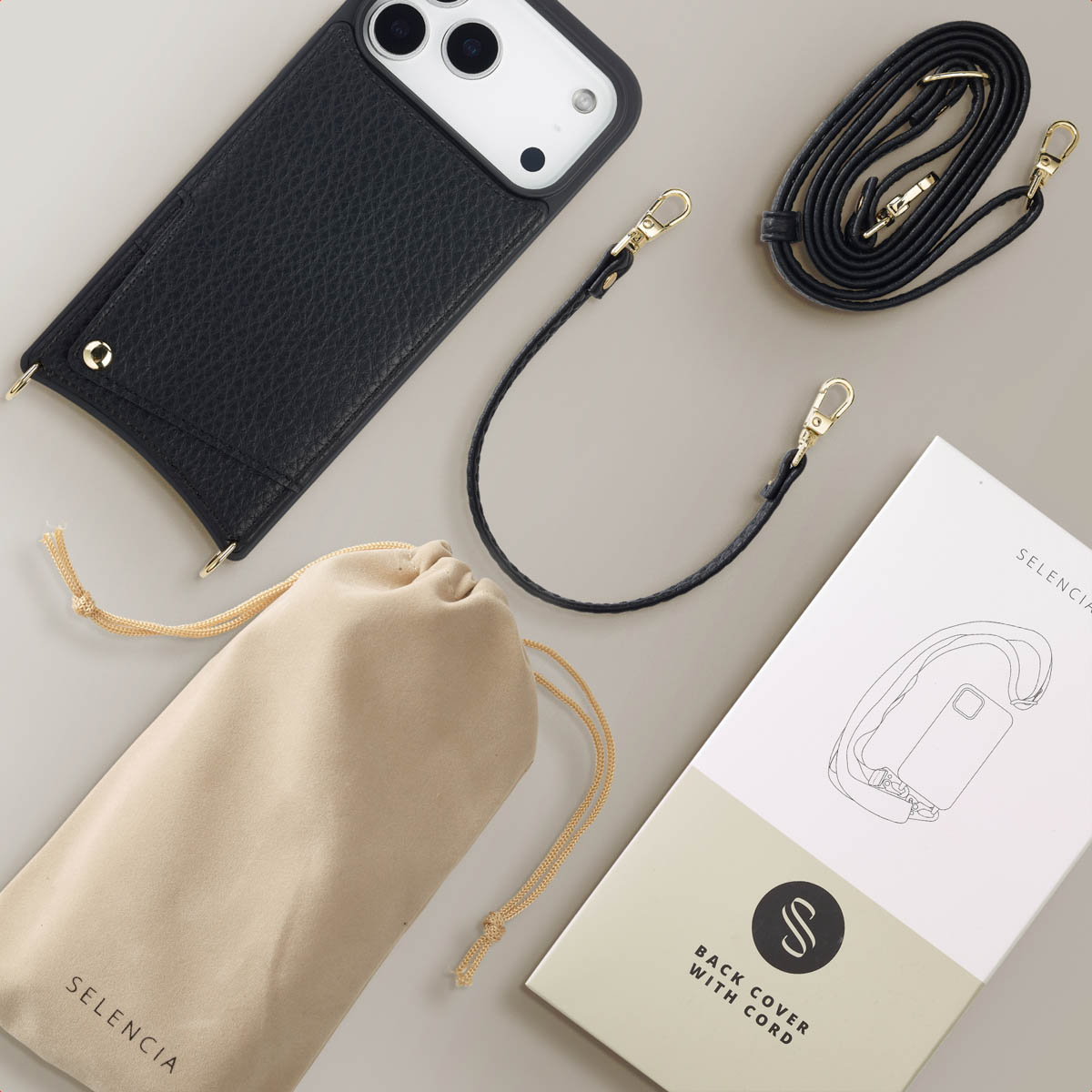 Coque de téléphone noire, lanière, pochette beige et schéma sur une surface gris clair. Accents dorés. 'Back Cover with Cord' est visible.