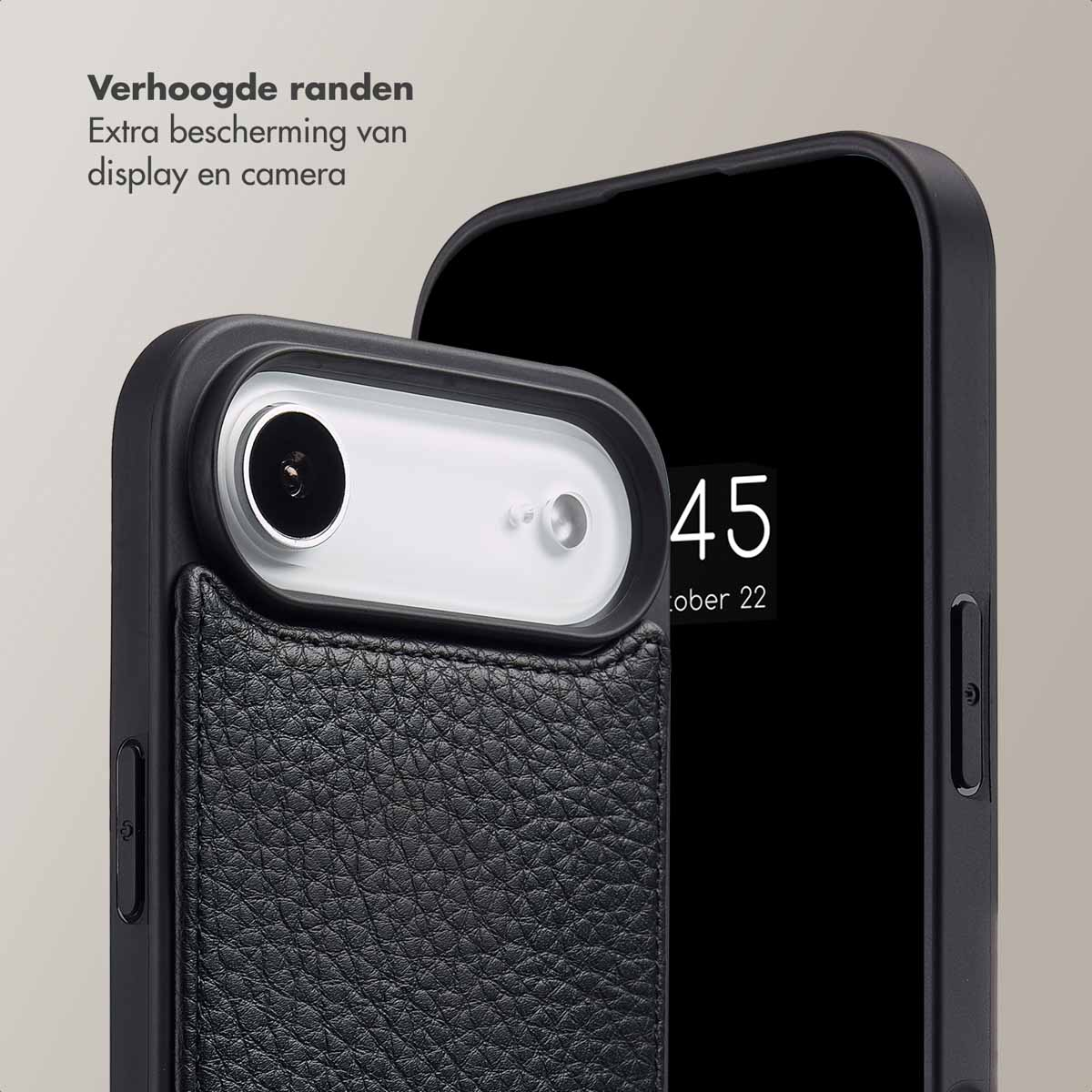 Gros plan sur un étui de téléphone noir avec une texture cuir. Le téléphone affiche la date, 22 octobre. Texte: Protection supplémentaire pour écran et appareil photo.
