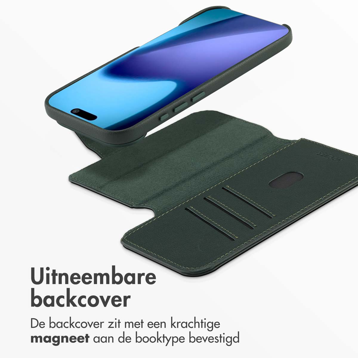 Un telefono con custodia verde scuro è esposto sopra una custodia verde a portafoglio su una superficie bianca, testo presente.