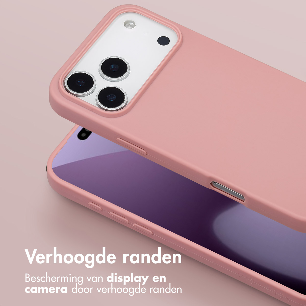 Een roze telefoonhoesje met verhoogde randen, ter bescherming van een telefoon met een paars scherm. De cameralenzen zijn zichtbaar.