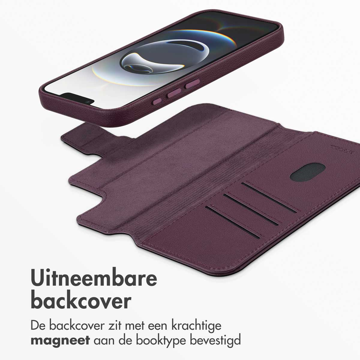Una custodia per telefono bordeaux con design a portafoglio aperto. Un iPhone sopra. La custodia ha fessure per carte. Testo olandese in basso.