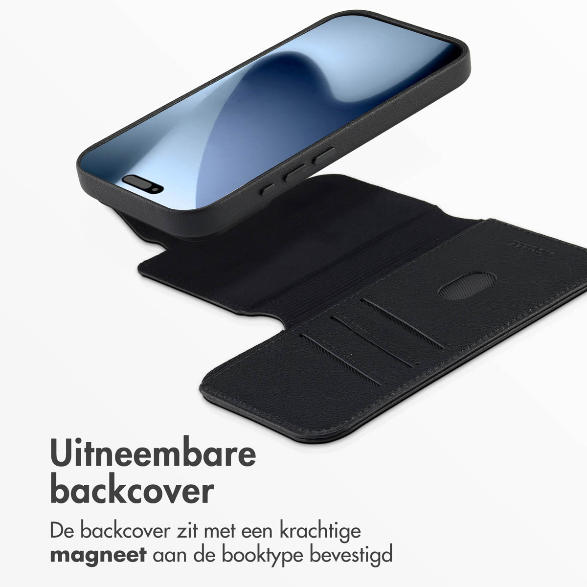 Étui de téléphone noir avec coque arrière amovible, présenté avec un téléphone. L'étui est ouvert, révélant des fentes pour cartes et une fixation magnétique.