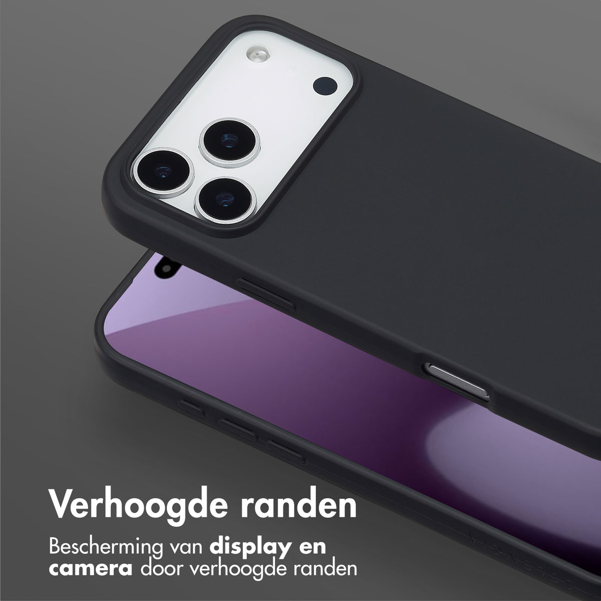 Zwarte telefoonhoes met verhoogde randen, die het scherm en de camera beschermt. Paars scherm zichtbaar. Witte cameramodule met lenzen.