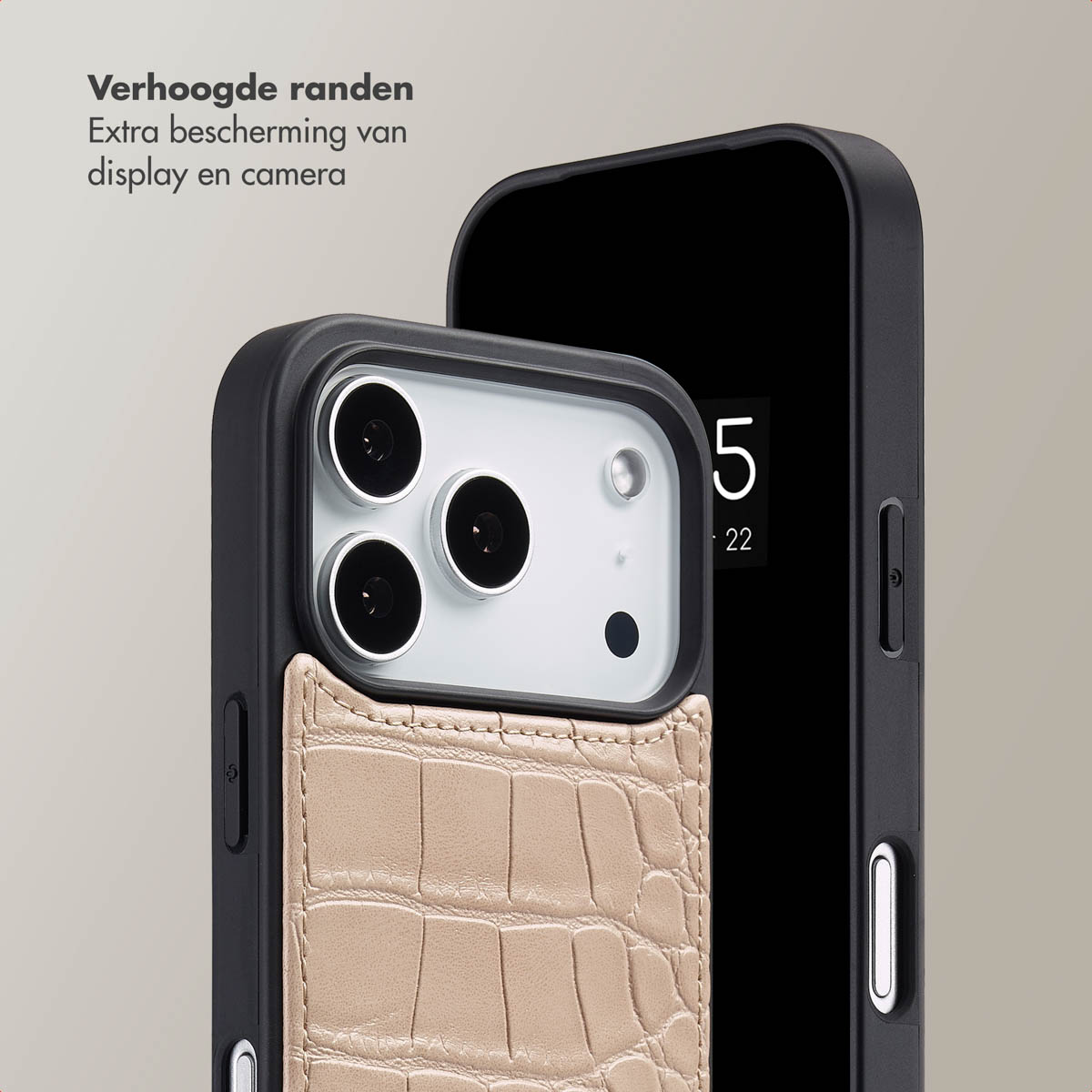 Een telefoon in een zwarte hoes met een beige kaarthouder. De telefoon heeft een camera. Het scherm toont het nummer 5 en het jaar 22.