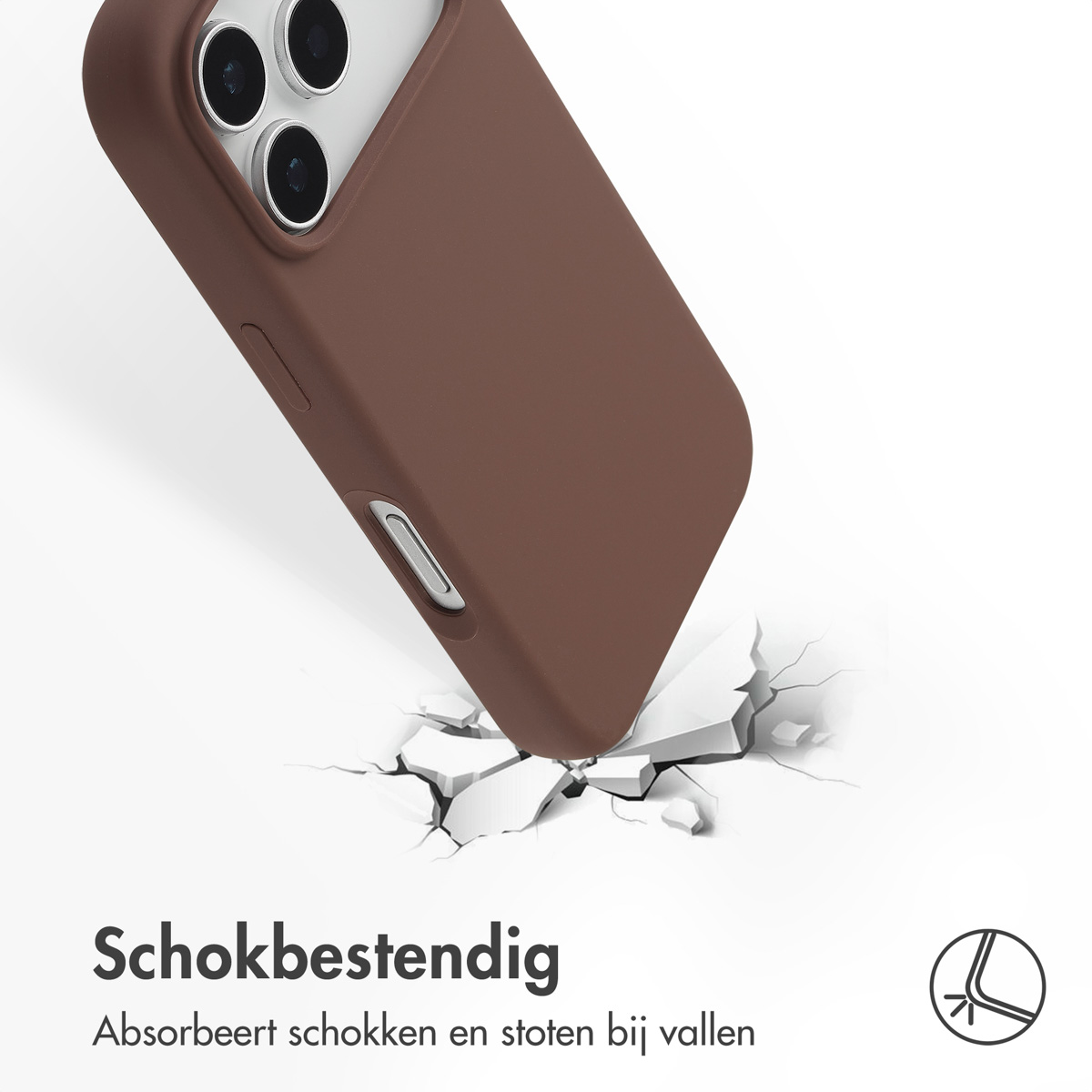 Un étui de téléphone marron tombe et brise le sol en dessous. L'étui a une découpe pour la caméra et est sur fond blanc.