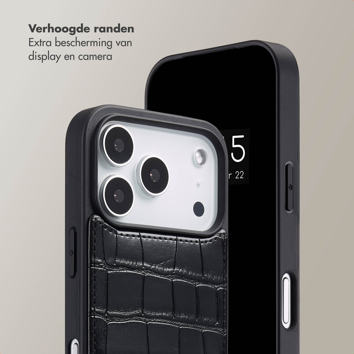 Gros plan d'une coque de téléphone noire avec une texture en cuir de crocodile. Le téléphone a trois caméras, et du texte en haut à gauche.