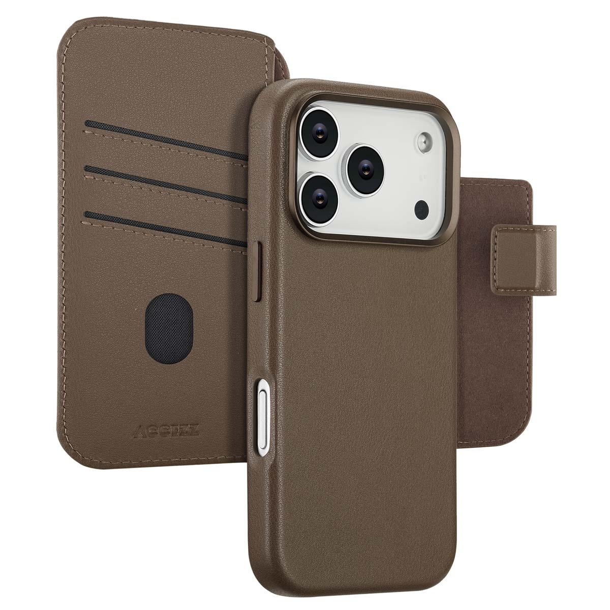Een bruine leren telefoonhoes met een portemonnee eraan. De hoes heeft drie cameralenzen. De portemonnee heeft kaartsleuven.
