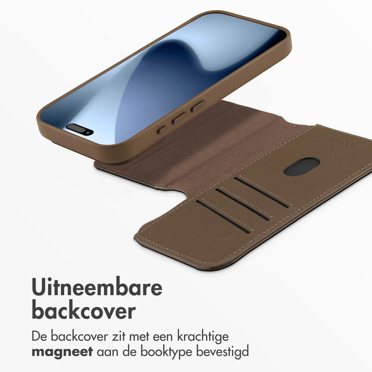 Een bruine telefoonhoes met een telefoon erin. De hoes is open en laat de binnenkant met kaartsleuven zien. Tekst: afneembare achterkant.