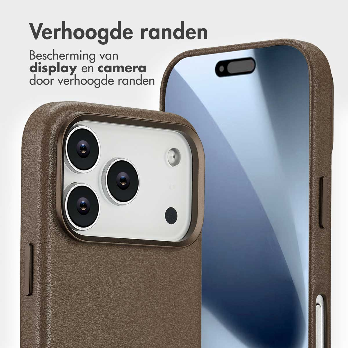 Close-up van een bruine telefoonhoes met verhoogde randen die het scherm en de camera beschermen. Een telefoon met een blauw scherm op de achtergrond.