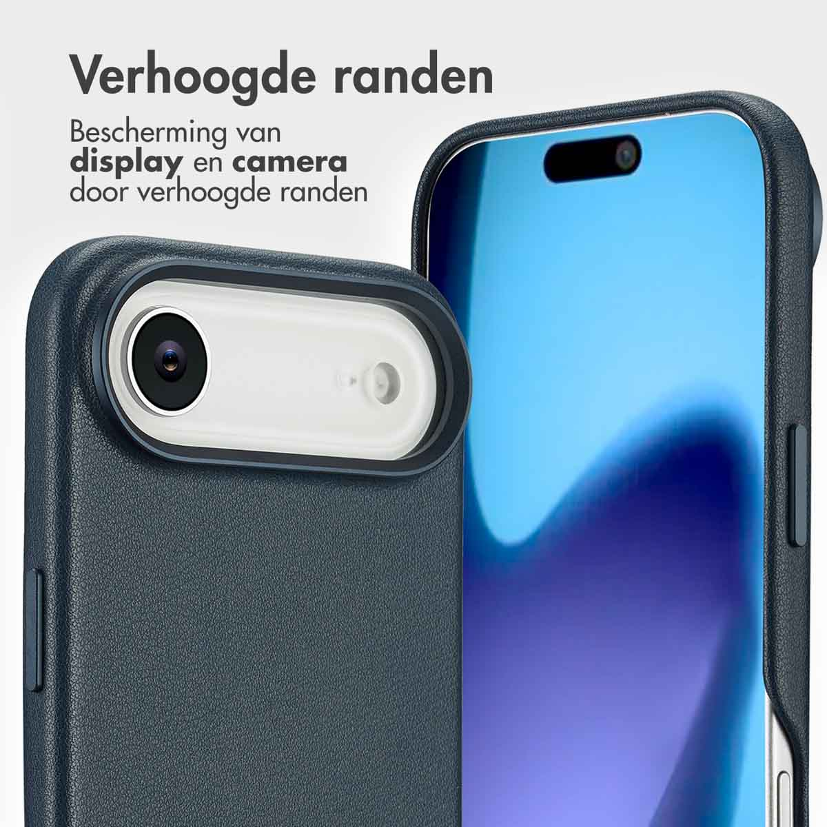 Primo piano di una custodia per telefono con ritaglio per fotocamera e un telefono. La custodia è blu scuro e il telefono ha uno schermo blu.
