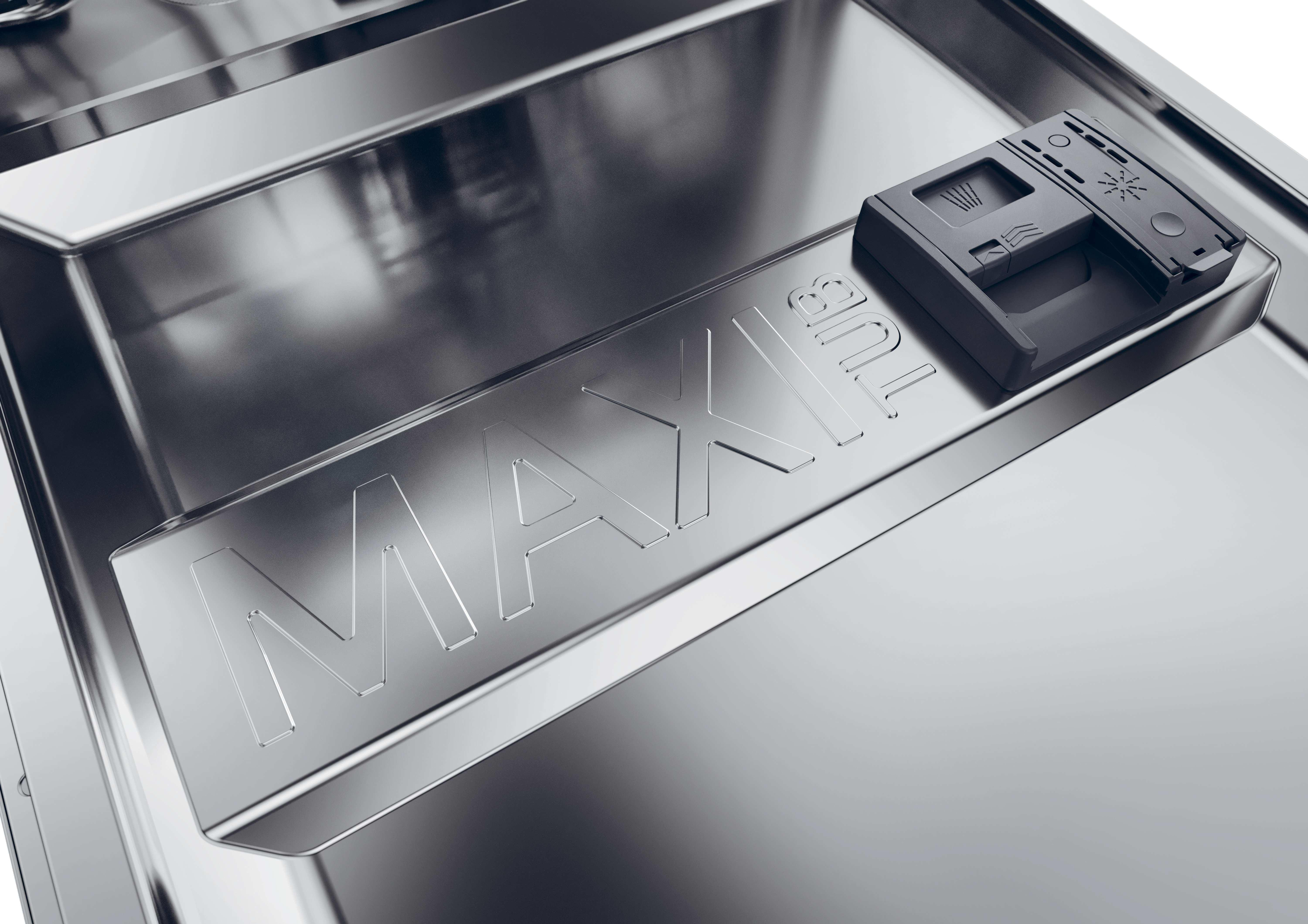 Metal yüzeyde MAXI kelimesinin kabartmalı olduğu bir bulaşık makinesi iç görünümü ve deterjan dağıtıcısı.