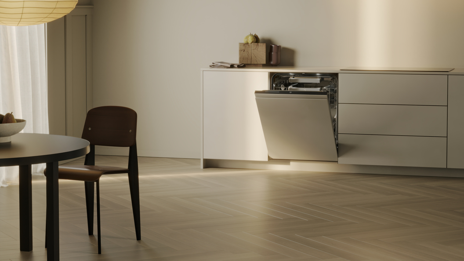 Scena cucina con lavastoviglie aperta, pavimento in legno, sedia, tavolo e lampada. I toni neutri dominano lo spazio.