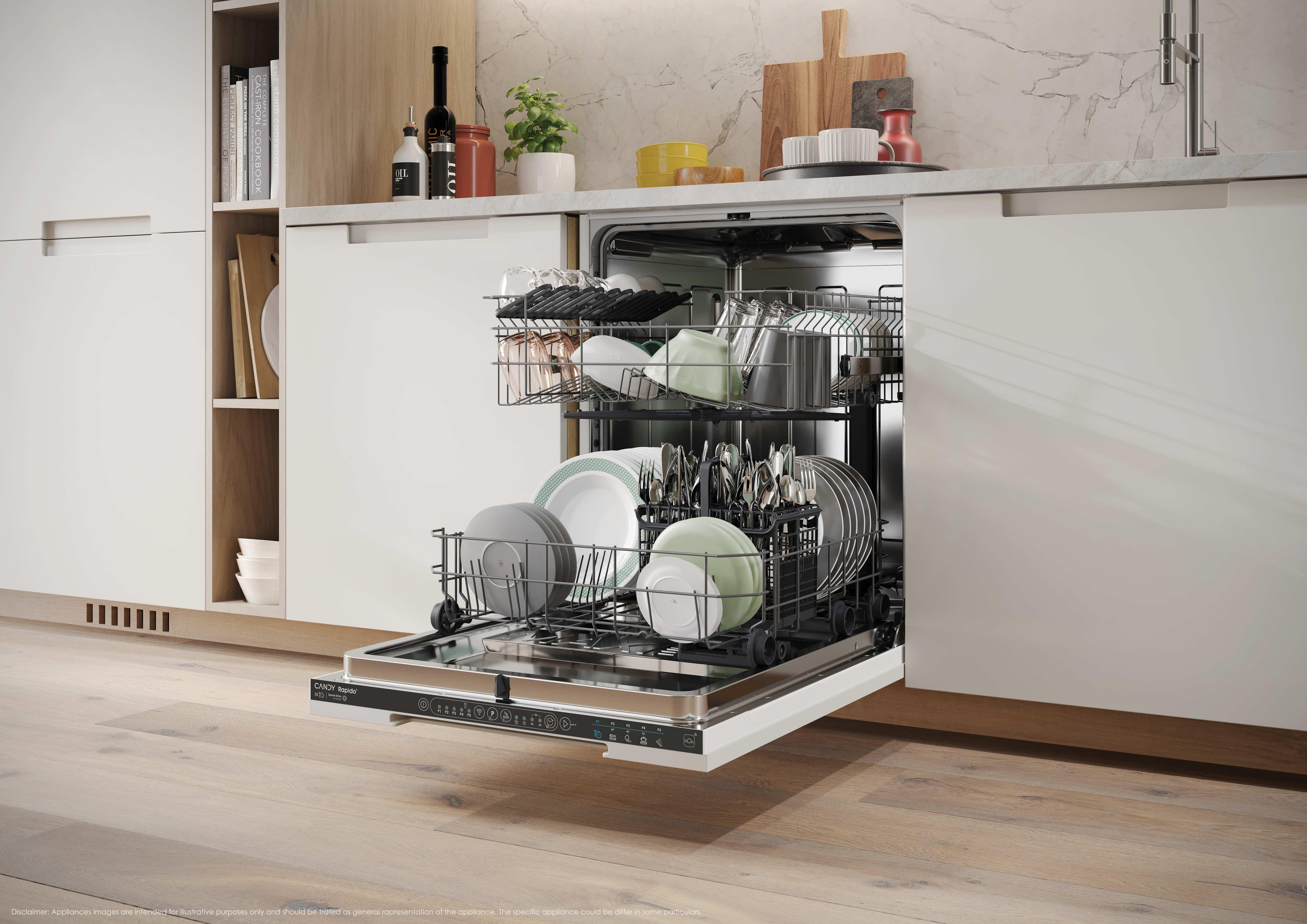 Una lavastoviglie aperta con piatti, bicchieri e posate all'interno. Piano cucina con oggetti sopra. Pavimento in legno.