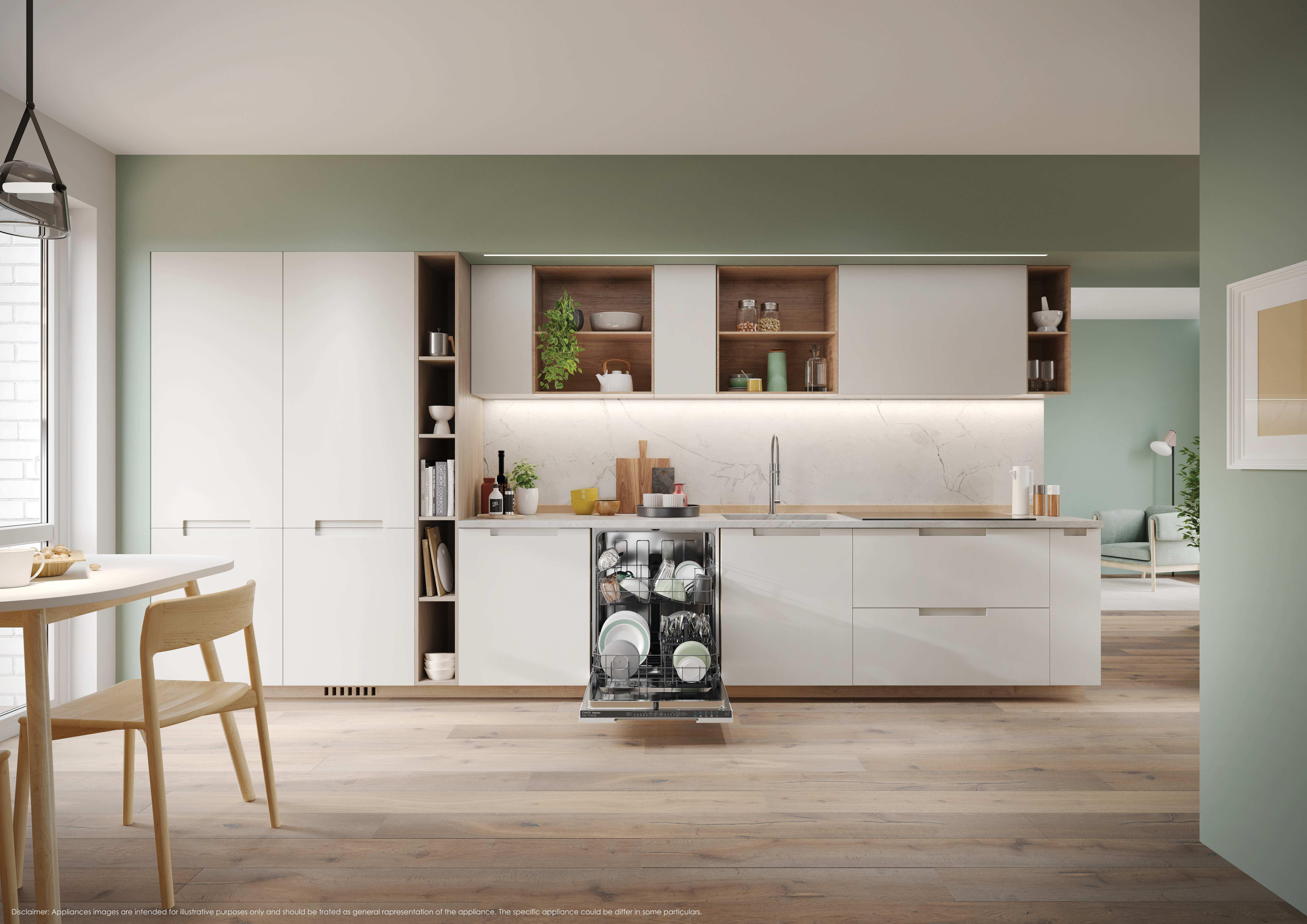 Interno cucina moderno con lavastoviglie aperta, mobili bianchi, pavimento in legno e pareti verdi. Un tavolo e una sedia sono a sinistra.