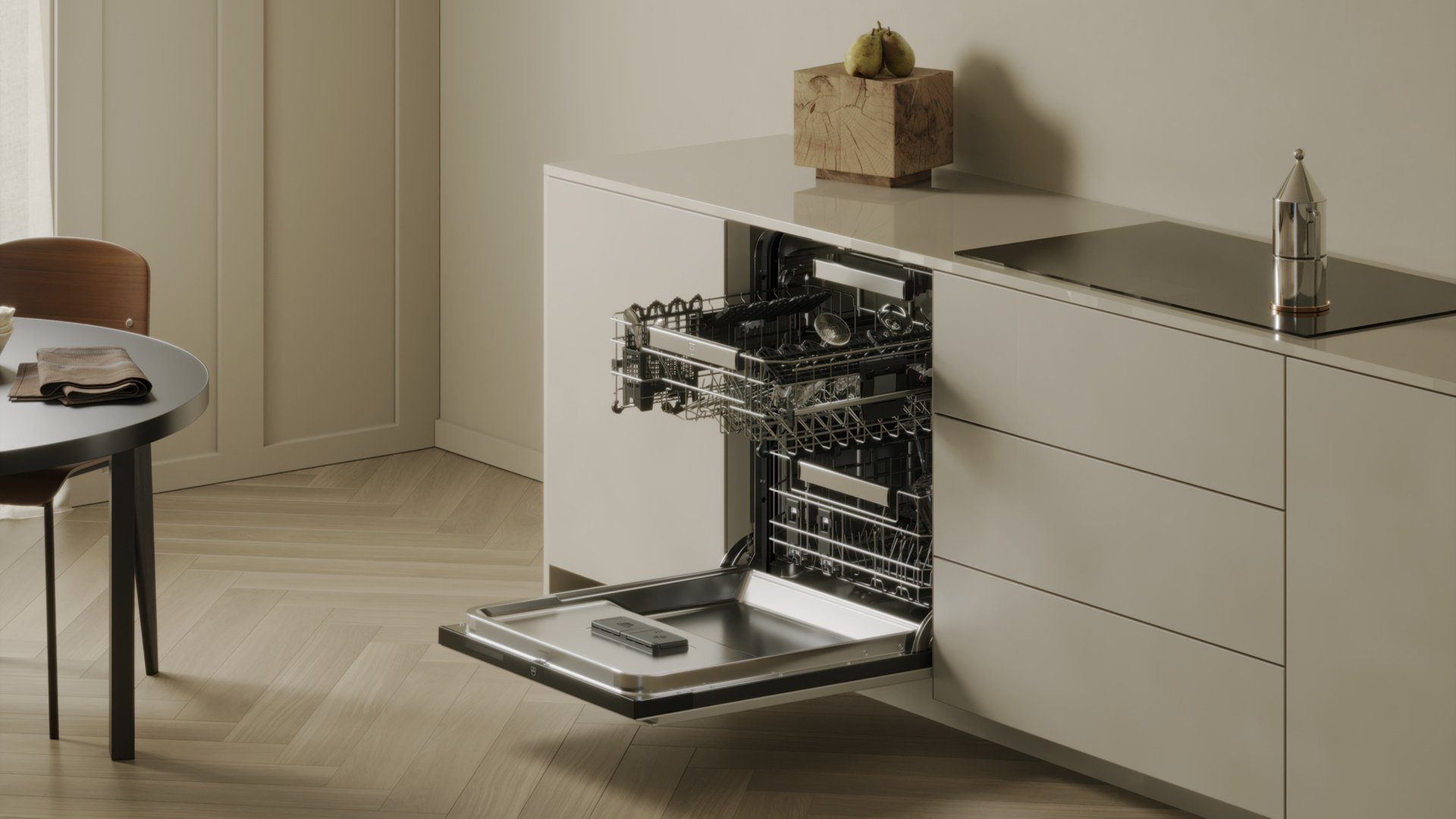 Una cucina moderna con lavastoviglie aperta. Un tavolo con piano scuro e una sedia sullo sfondo. Pavimento in legno.
