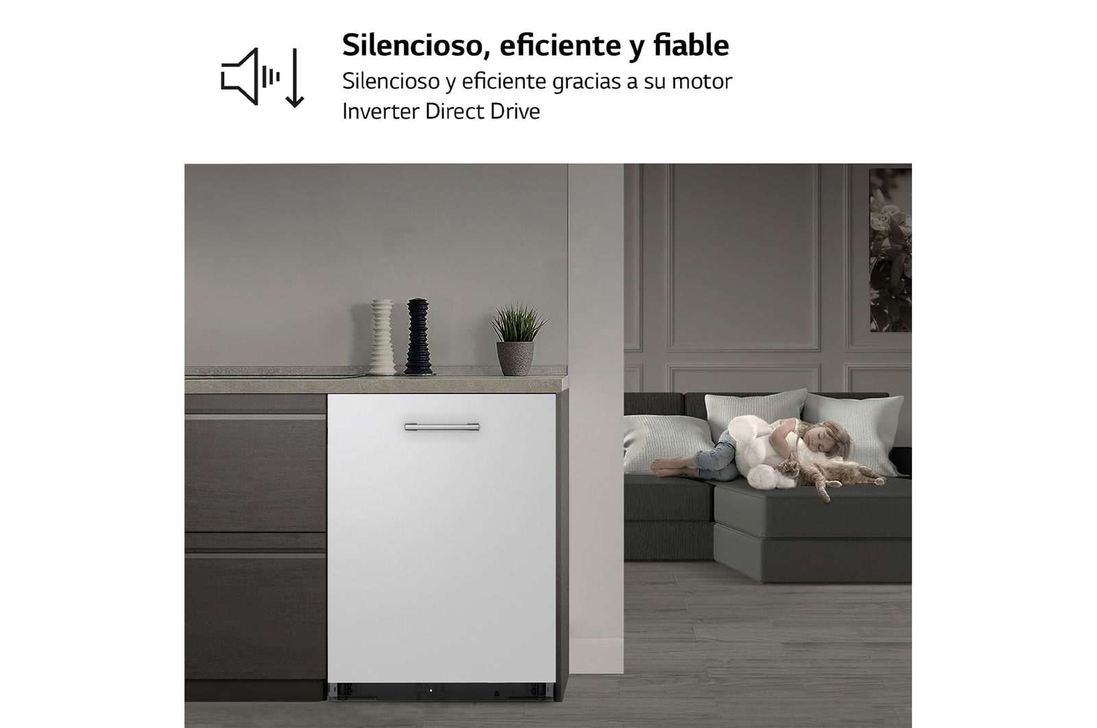 Biała zmywarka w kuchni stoi blisko śpiącego dziecka na szarej kanapie z kotem. Przedmioty dekoracyjne na blacie.