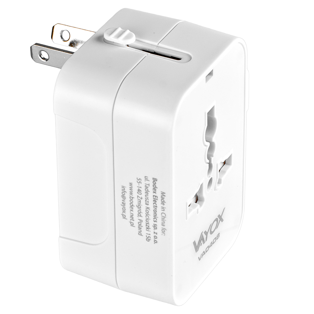 Biała przejściówka podróżna z wieloma typami wtyczek. Ma wtyczkę amerykańską i przełącznik suwakowy. Tekst z boku wskazuje jego pochodzenie.