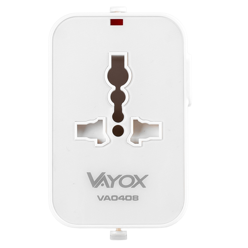 Biały uniwersalny adapter podróżny. Ma centralne gniazdo i czerwoną lampkę kontrolną. Widoczna jest nazwa marki VAYOX.