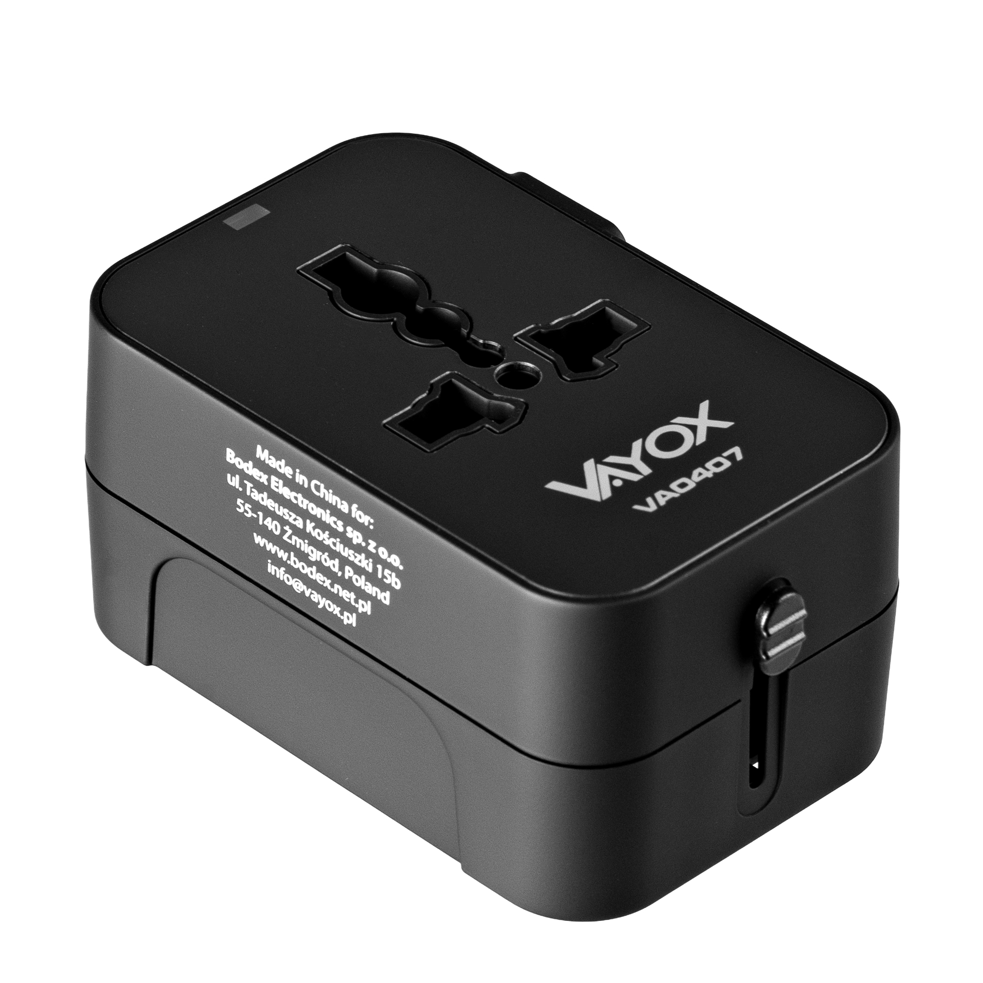 Czarny adapter podróżny Vayox z wieloma gniazdami, wyprodukowany w Chinach. Tekst zawiera dane producenta i model VA0407.