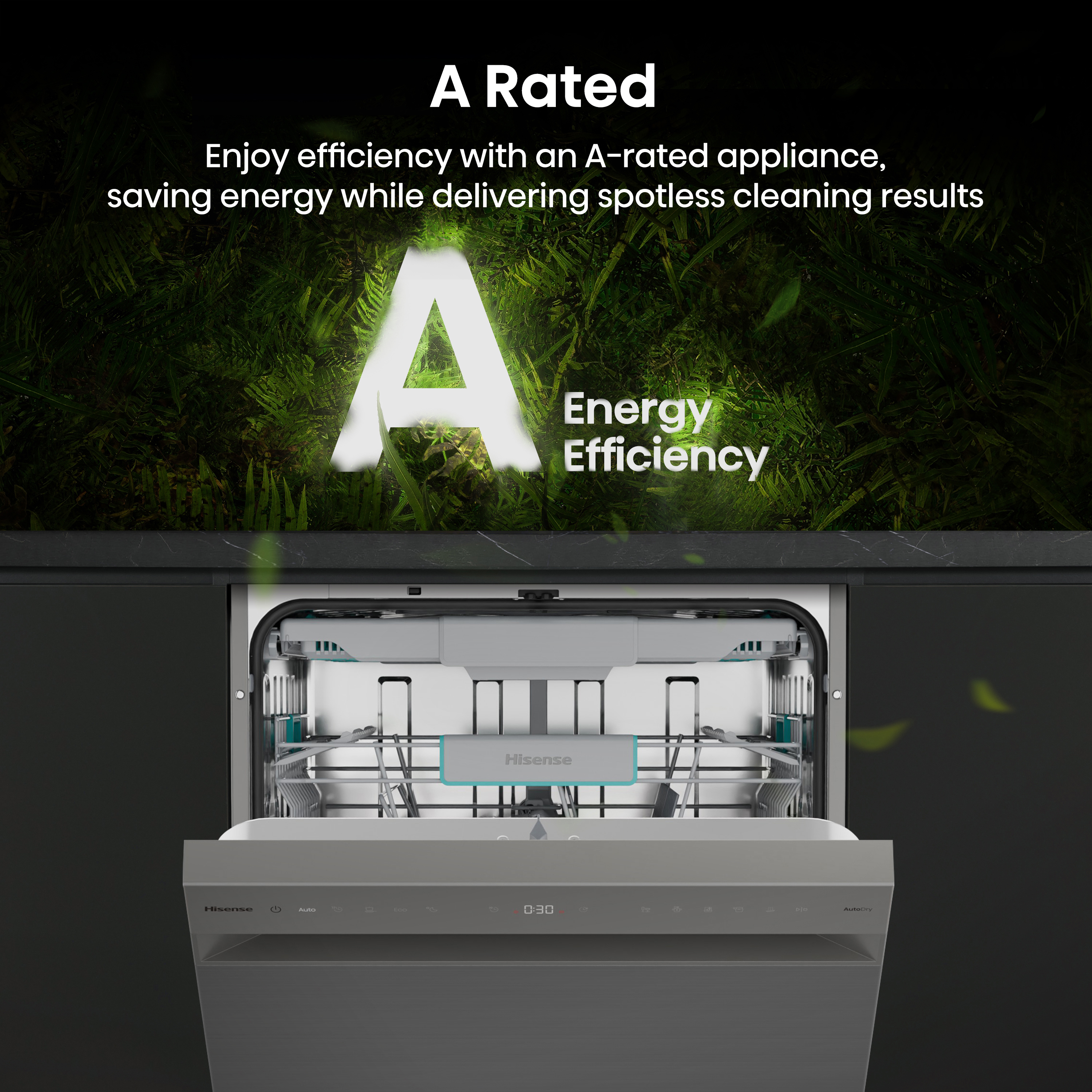 Un lavavajillas Hisense está abierto. El texto dice "A Rated" y "Energy Efficiency". Hay hojas verdes en el fondo.