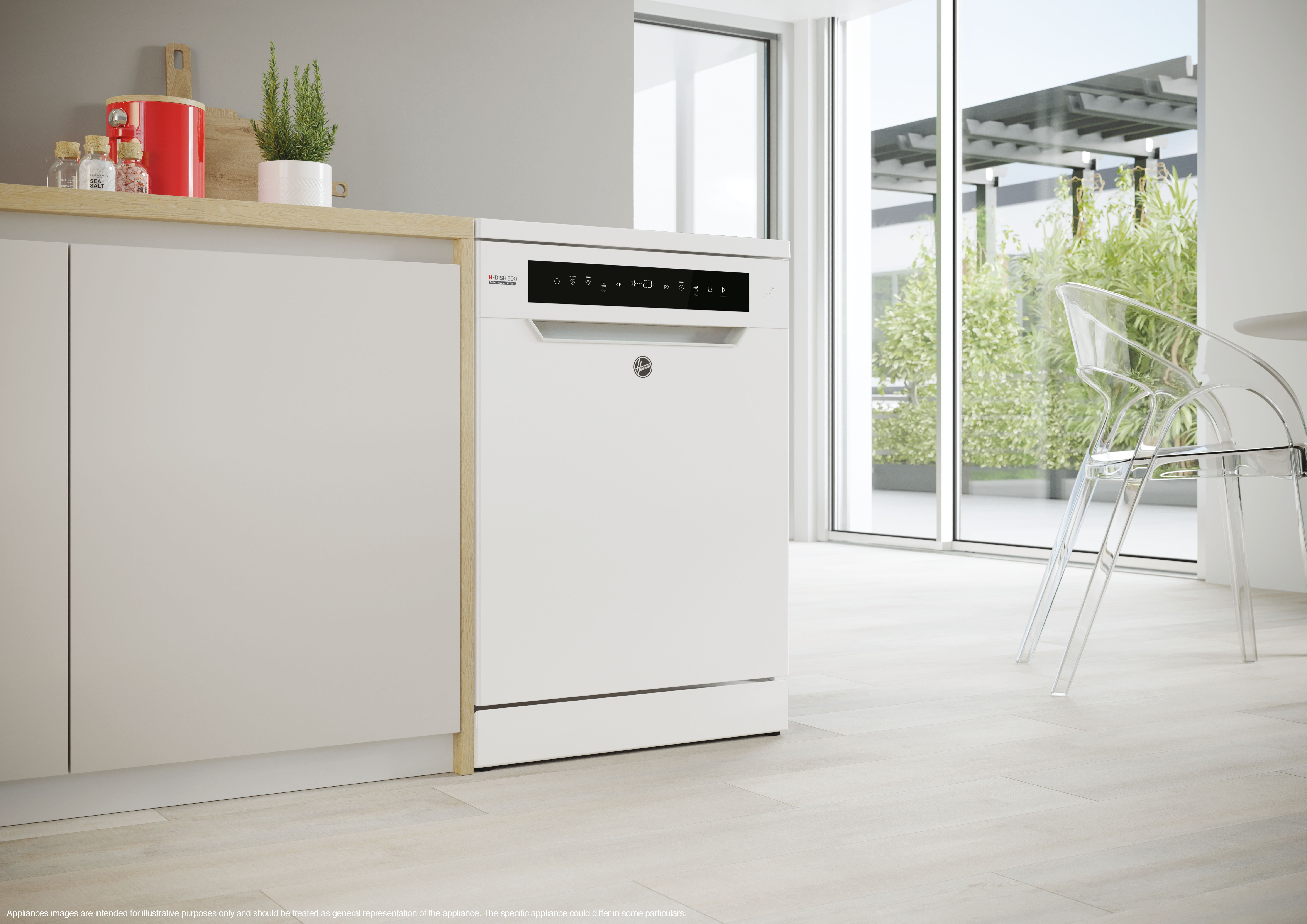 Lave-vaisselle blanc dans une cuisine lumineuse. Sur l'étagère, des épices et une plante. Une chaise transparente près de la fenêtre.