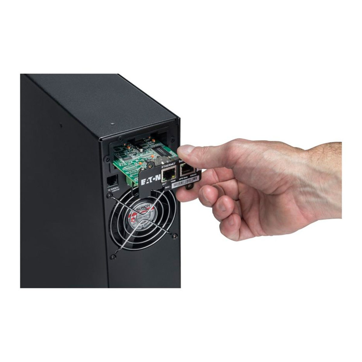 Eine Hand, die eine Leiterplatte mit Ethernet-Anschlüssen in ein schwarzes Servergehäuse einführt. Ein Lüfter ist unter der Platine sichtbar.