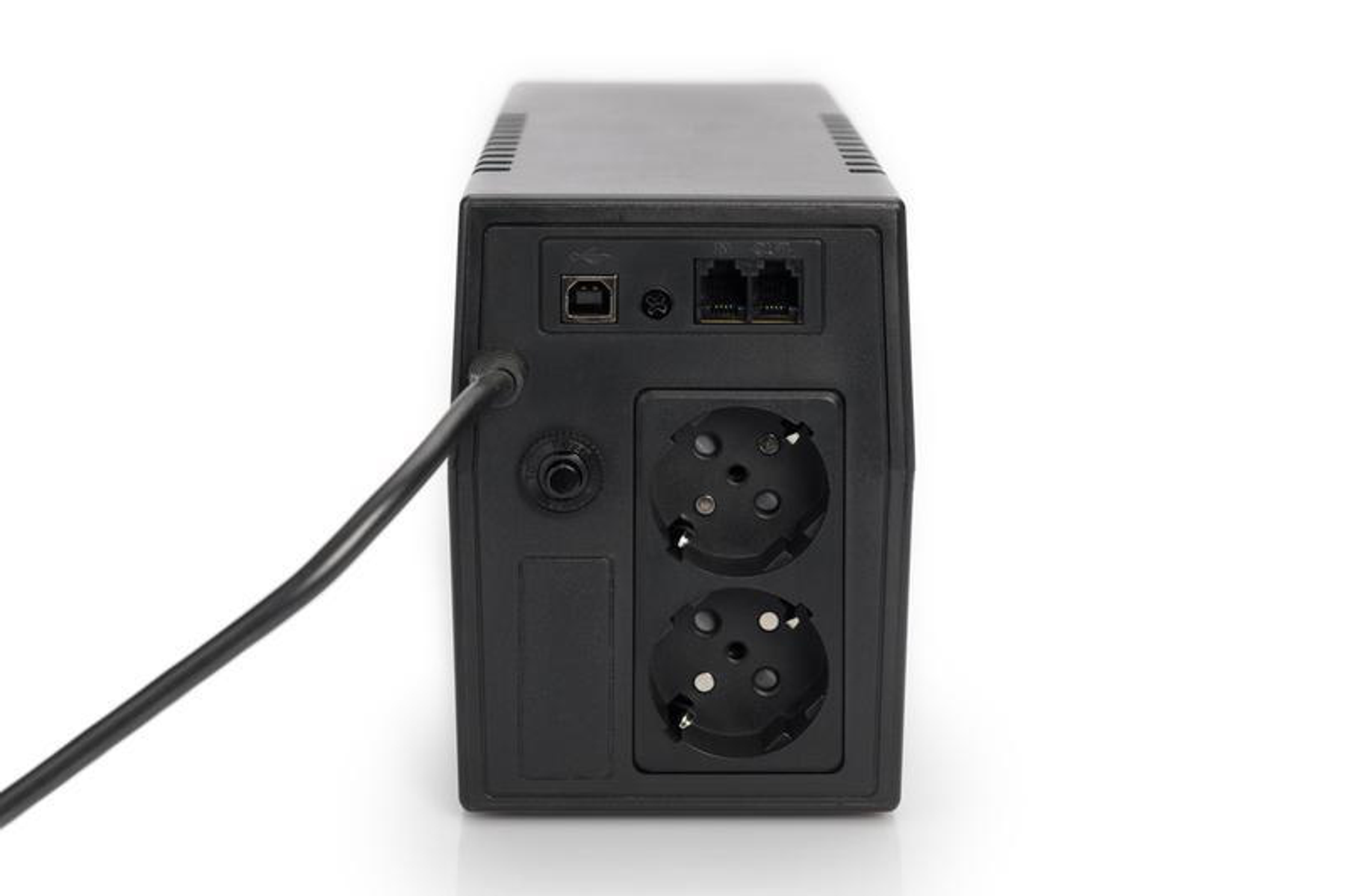 Gruppo di continuità nero con prese di corrente, porta USB e porte Ethernet. Un cavo nero è collegato. Sfondo bianco.