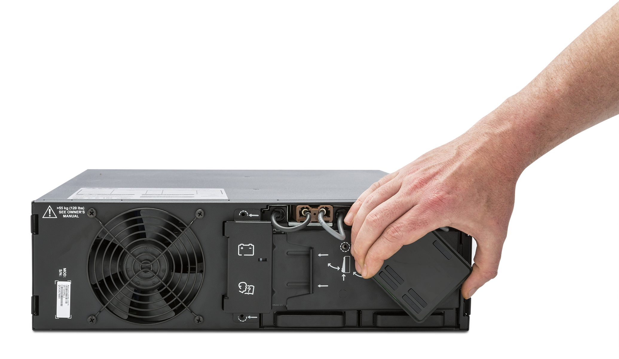 Una mano inserisce un modulo nero in un server nero. Il server ha una ventola, etichette di avvertimento e porte di connessione.